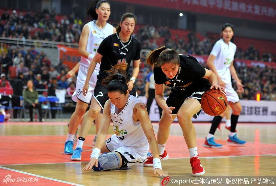 八一队当家球星突破重围强行上篮，身体在空中对抗后失去平衡，依然奋力将球抛出