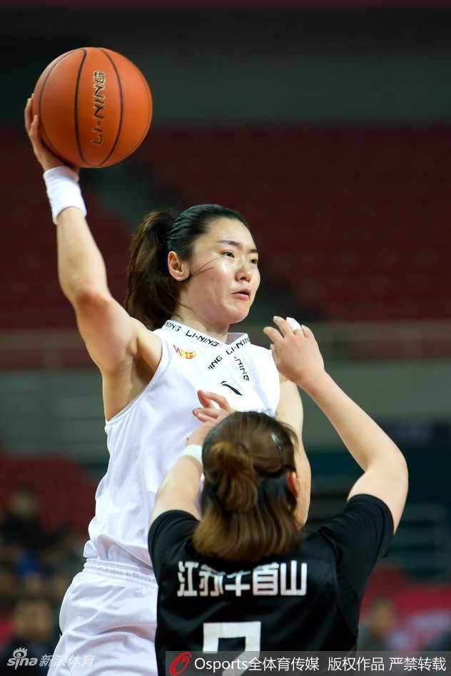 八一女篮年轻小将毫不畏惧，面对身高臂长的防守者干拔跳投，皮球划出美妙弧线