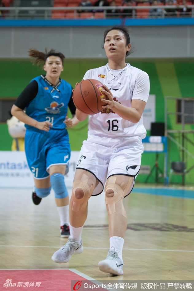 江苏队核心球员陈晓佳在辽宁队严密防守下，犹如灵猫般变向运球突破，眼神专注而坚定