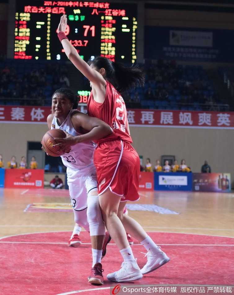 WCBA联赛第十四轮陕西不敌八一 露雯两双率队客场大胜 陕西队外援摩根-塔克在重重防守下强行突破上篮,身体在空中舒展,奋力为球队缩小分差