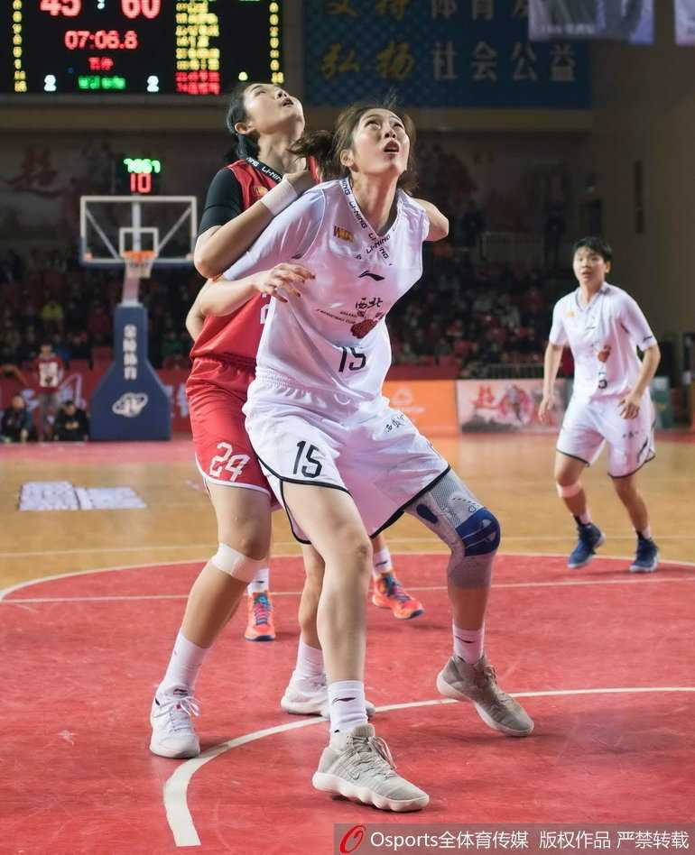 WCBA联赛第十四轮陕西不敌八一 露雯两双率队客场大胜 八一队孙梦然在低位背身单打,她利用灵活的脚步晃开防守,手中的篮球即将温柔地抛向篮筐