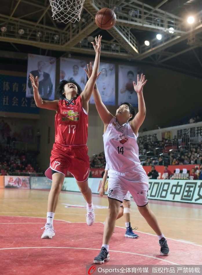 WCBA联赛第十四轮陕西不敌八一 露雯两双率队客场大胜 比赛结束后,八一队员露雯与孙梦然击掌相庆,脸上洋溢着胜利的喜悦,身后的记分牌记录着她们辉煌的战果