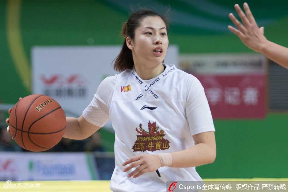 WCBA赛场新星闪耀,江苏女篮大胜浙江豪取关键胜利 内线巨塔许晨妍篮下卡位,她的身高优势在人群中格外明显,对手只能望而兴叹,这张图完美诠释了她在内线的绝对统治力。