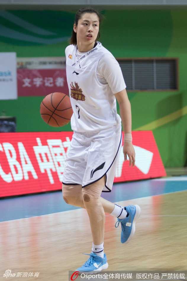 WCBA赛场新星闪耀,江苏女篮大胜浙江豪取关键胜利 江苏队当家球星陈晓佳运球突破,她眼神坚定,面对浙江队的严密防守,从容地寻找着队友的跑位空当。