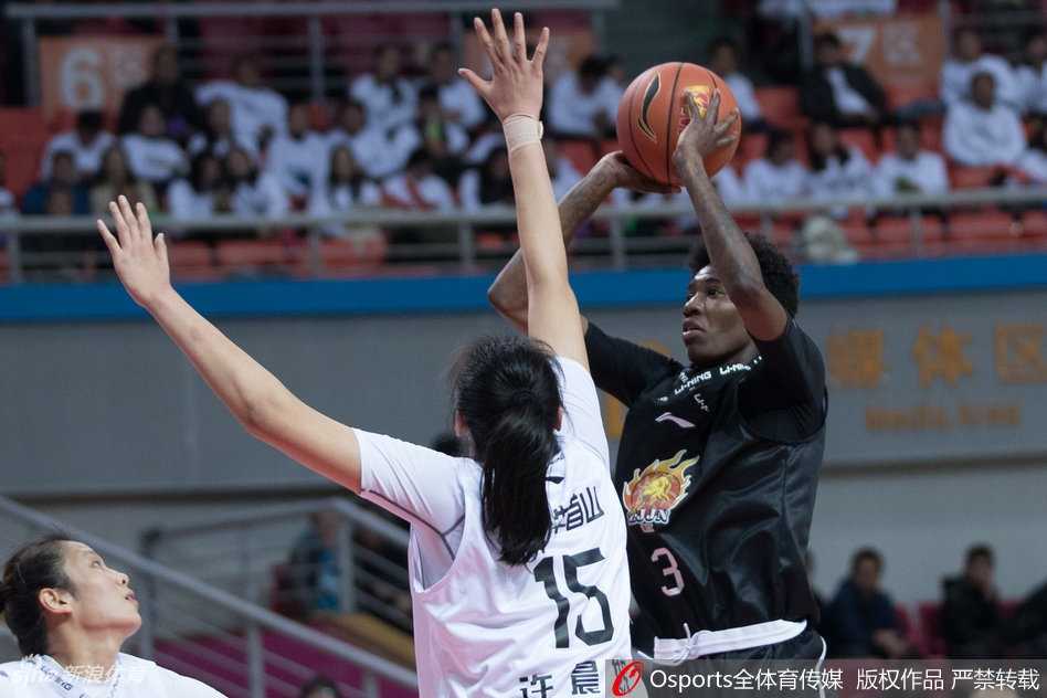 WCBA赛场新星闪耀,江苏女篮大胜浙江豪取关键胜利 江苏女篮队员在主场球迷的助威声中,高高跃起跳球,比赛一触即发,空气中弥漫着紧张而热烈的气氛。