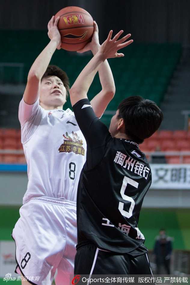 WCBA赛场新星闪耀,江苏女篮大胜浙江豪取关键胜利 浙江队球员在江苏队的紧逼防守下强行突破,尽管比分落后,但她依然全力拼搏,展现了职业球员的坚韧精神。