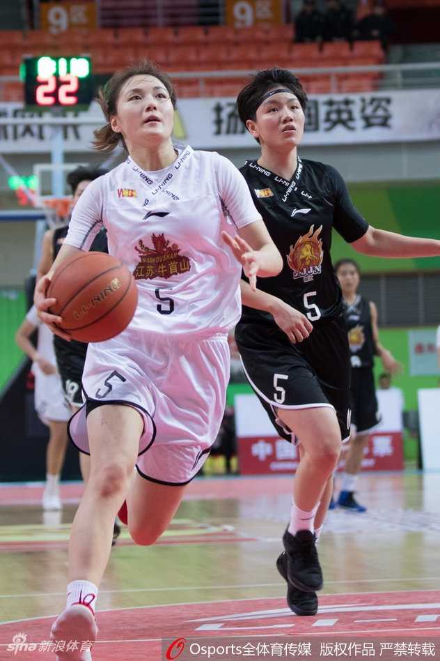 WCBA赛场新星闪耀,江苏女篮大胜浙江豪取关键胜利 场边的江苏队教练组聚精会神地关注着场上局势,主教练丁铁正用手势向场内队员传达着最新的战术指令。