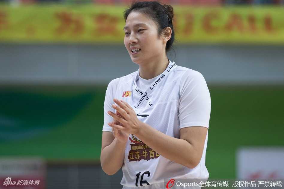 WCBA赛场新星闪耀,江苏女篮大胜浙江豪取关键胜利 比赛结束后,江苏女篮的队员们围在一起,击掌庆祝这场来之不易的胜利,她们的脸上洋溢着自豪与喜悦的笑容。