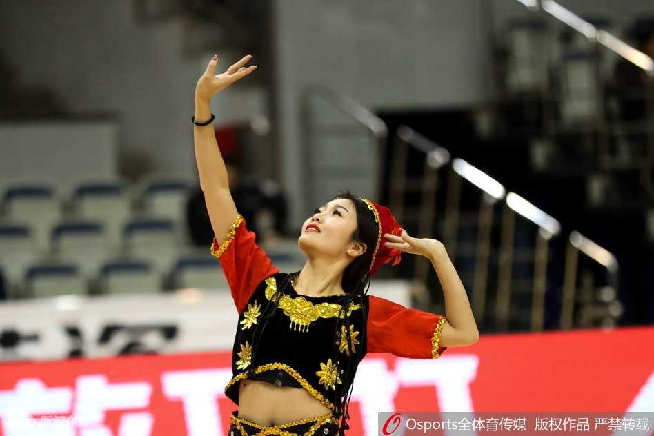 最后一张全景图中，所有啦啦队员在场地中央汇聚，她们或跳跃、或挥手，脸上洋溢着灿烂的笑容。明亮的灯光洒在她们身上，仿佛为这场精彩的热舞表演画上了一个完美的句号，也将新疆女篮主场的热烈氛围定格在了这一刻。