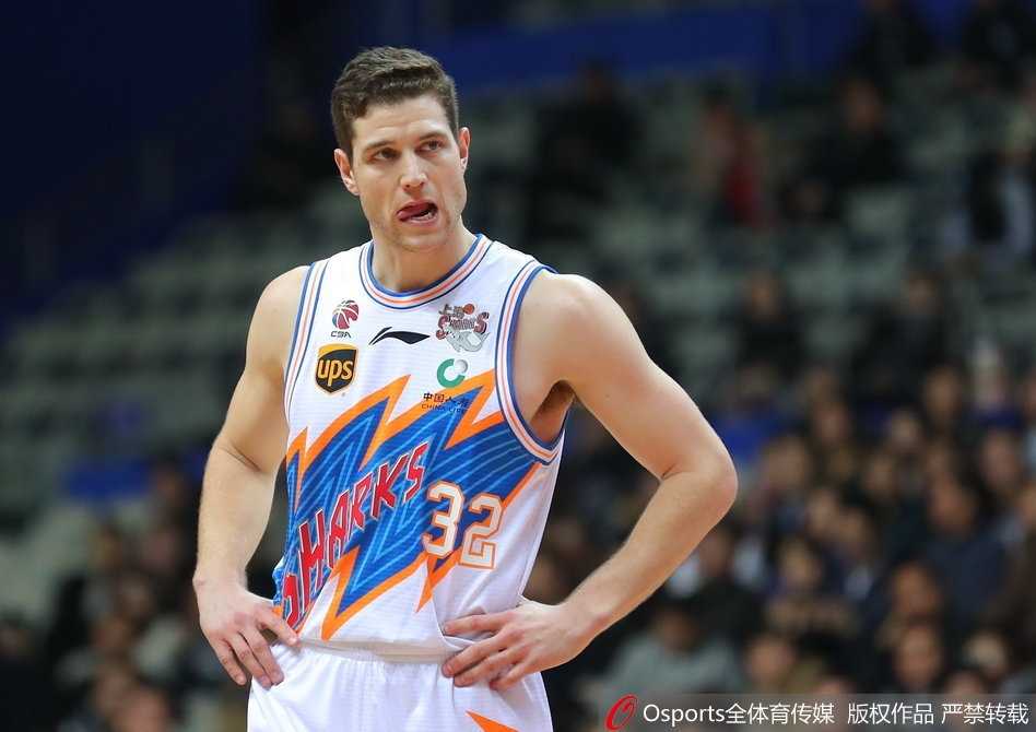 “寂寞大神”领衔双外援风暴,上海大鲨鱼主场狂胜天津金狮 罗汉琛在快攻中面对空篮轻松上篮得手,他的速度和冲击力为上海队的后场注入了源源不断的活力。