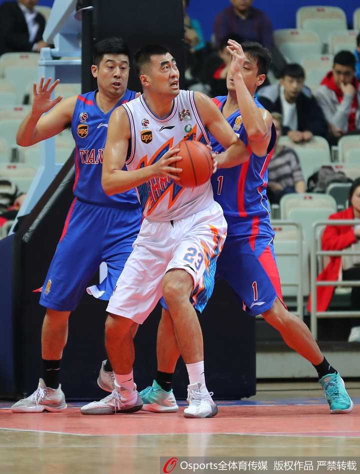“寂寞大神”领衔双外援风暴,上海大鲨鱼主场狂胜天津金狮 张兆旭在天津队内线群中高高跃起,稳稳摘下前场篮板,他用强硬的表现为上海队筑起了一道禁飞区。