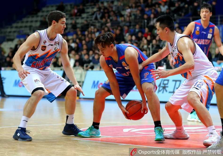 “寂寞大神”领衔双外援风暴,上海大鲨鱼主场狂胜天津金狮 天津队外援杰特在罗汉琛的贴身紧逼下艰难运球,尽管他拼尽全力砍下32分,但独木难支,无法阻挡球队失利的结局。