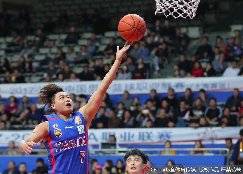 “寂寞大神”领衔双外援风暴,上海大鲨鱼主场狂胜天津金狮 弗雷戴特在人群中高高跳起,完成了一次高难度的压哨上篮,这次精彩的进球帮助上海队以95-79的巨大优势进入末节决战。