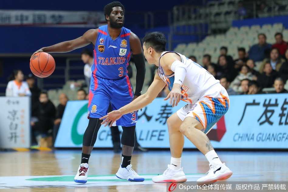 “寂寞大神”领衔双外援风暴,上海大鲨鱼主场狂胜天津金狮 上海队外援尼克·明纳拉斯迎着防守强行上篮,他单节25分的狂暴表现彻底打懵了对手,是球队实现逆转的最大功臣。