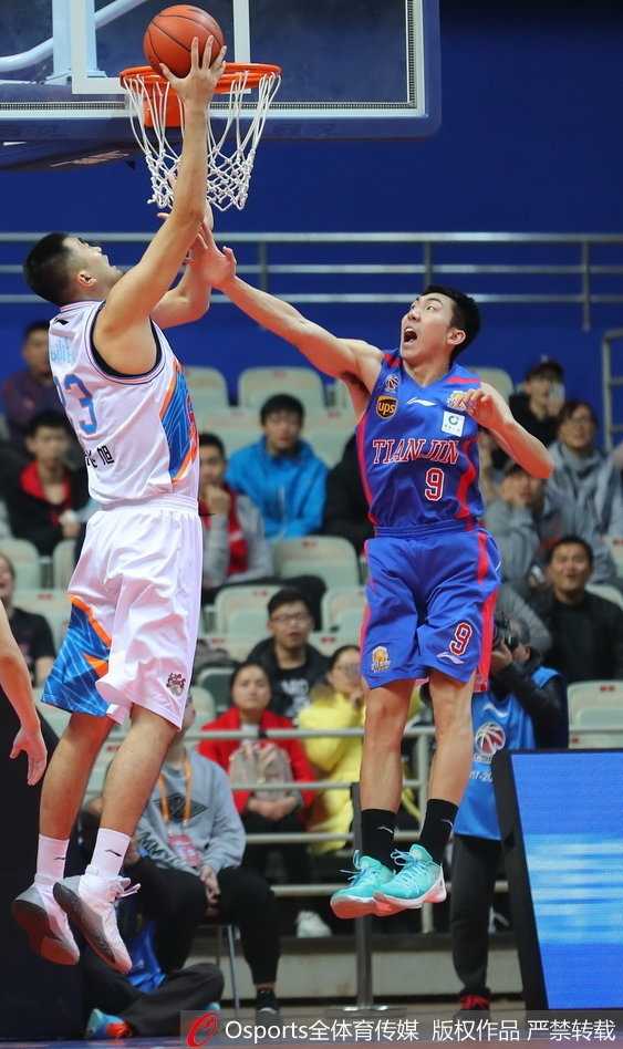 “寂寞大神”领衔双外援风暴,上海大鲨鱼主场狂胜天津金狮 上海队核心外援吉默·弗雷戴特在天津队严防死守下依然自信出手,篮球在空中划出一道完美的弧线,这正是他本场砍下29分的缩影。