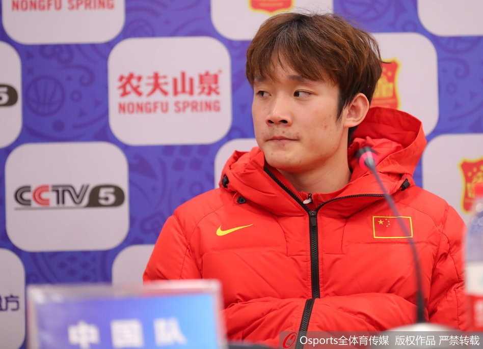 發布會上的丁彥雨航微微側身，似乎在仔細聆聽記者的提問，舉手投足間盡顯成熟球星的風采與沉穩