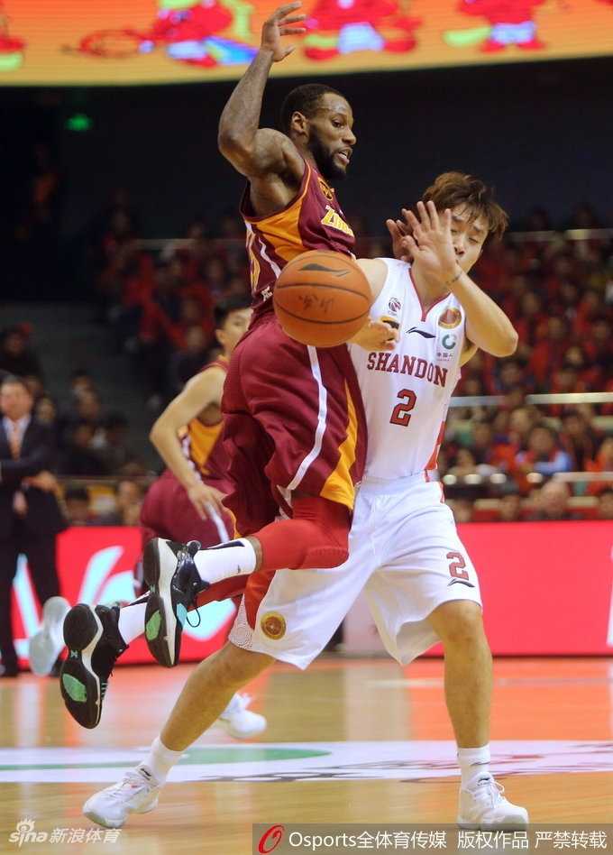 丁彦雨航两双力扛浙江反扑,山东主场惊险夺三连胜 吴前绕掩护急停跳投,出手瞬间眼神专注
