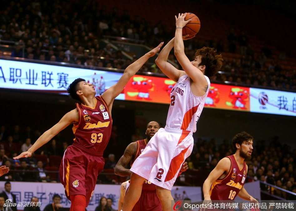 丁彦雨航两双力扛浙江反扑,山东主场惊险夺三连胜 丁彦雨航在多人包夹下强行出手,眼神坚毅如炬