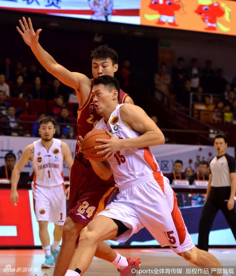 丁彦雨航两双力扛浙江反扑,山东主场惊险夺三连胜 莫泰尤纳斯单手挂筐暴扣,篮筐仿佛都在颤抖