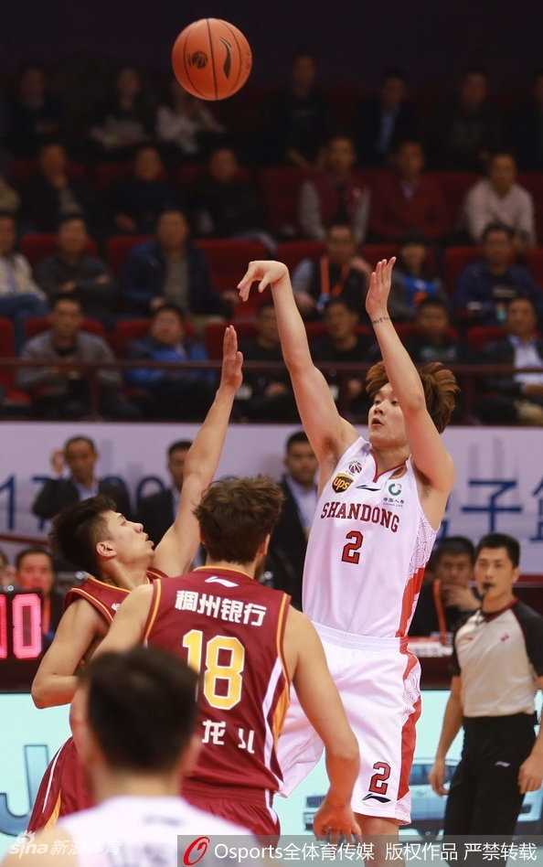 丁彦雨航两双力扛浙江反扑,山东主场惊险夺三连胜 劳森蝴蝶穿花般突破上篮,灵动身影无人可挡