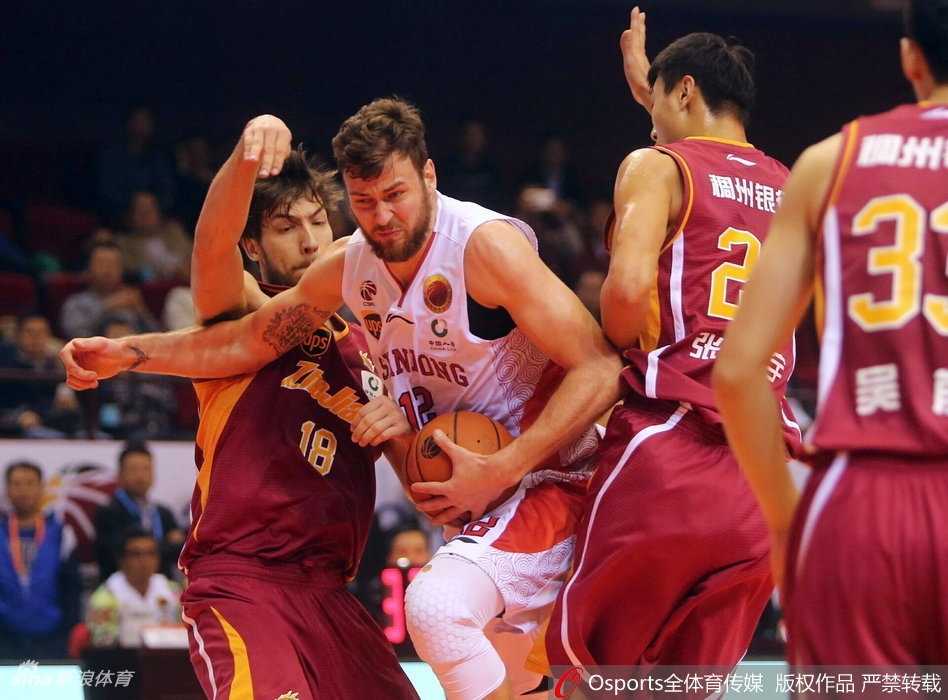 丁彦雨航两双力扛浙江反扑,山东主场惊险夺三连胜 陶汉林旱地拔葱双手灌篮,展现内线绝对统治力