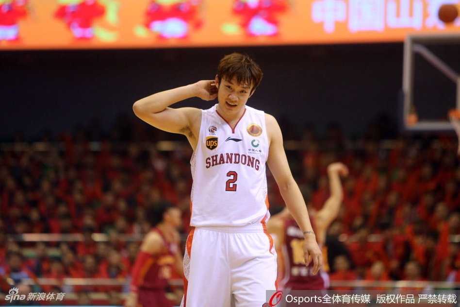 丁彦雨航两双力扛浙江反扑,山东主场惊险夺三连胜 睢冉受伤痛苦倒地,队友们关切地围拢过来