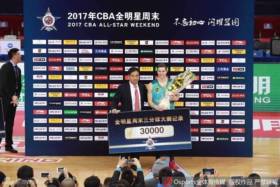 丁彦雨航加冕MVP,弗雷戴特三分封王,京城全明星周末星光璀璨 上海哔哩哔哩队外援弗雷戴特在全明星三分球大赛中神情专注,手起刀落,篮球划过完美弧线空心入网,最终他以二十二分的成绩平纪录加冕三分王。