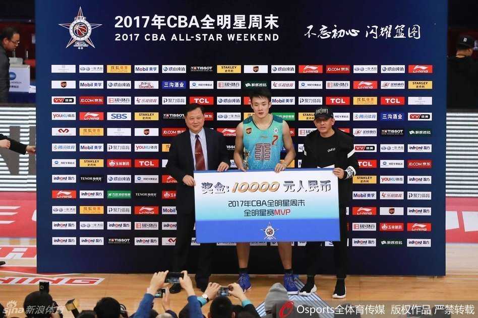 丁彦雨航加冕MVP,弗雷戴特三分封王,京城全明星周末星光璀璨 获奖后的丁彦雨航、弗雷戴特与孙铭徽在聚光灯下合影留念,三人手捧各自赢得的奖杯,笑容灿烂,定格了二零一七年CBA全明星赛最辉煌的瞬间。