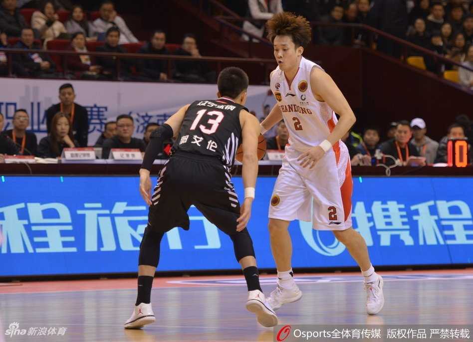 丁彦雨航面对防守毫无惧色，运球突破强行上篮，眼神中透露出必胜的决心。
