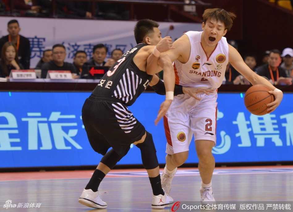 莫泰尤纳斯篮下强打，利用强壮的身体卡住位置，转身勾手投篮一气呵成。