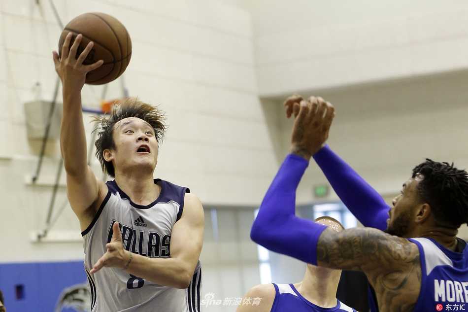 丁彦雨航在快攻中接队友传球，高高跃起双手暴扣，展现出极佳的运动天赋和爆发力。