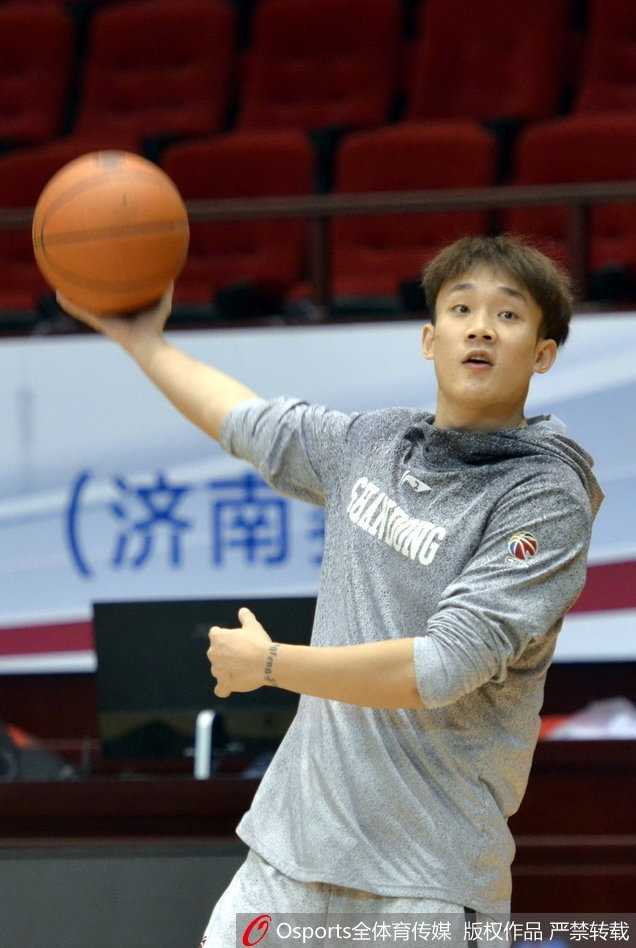 丁彦雨航在训练场上挤眉弄眼，搞怪表情逗乐全场队友