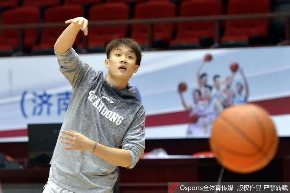 面对镜头丁彦雨航做出无奈摊手的姿势，仿佛在说这球怎么就不听我的话