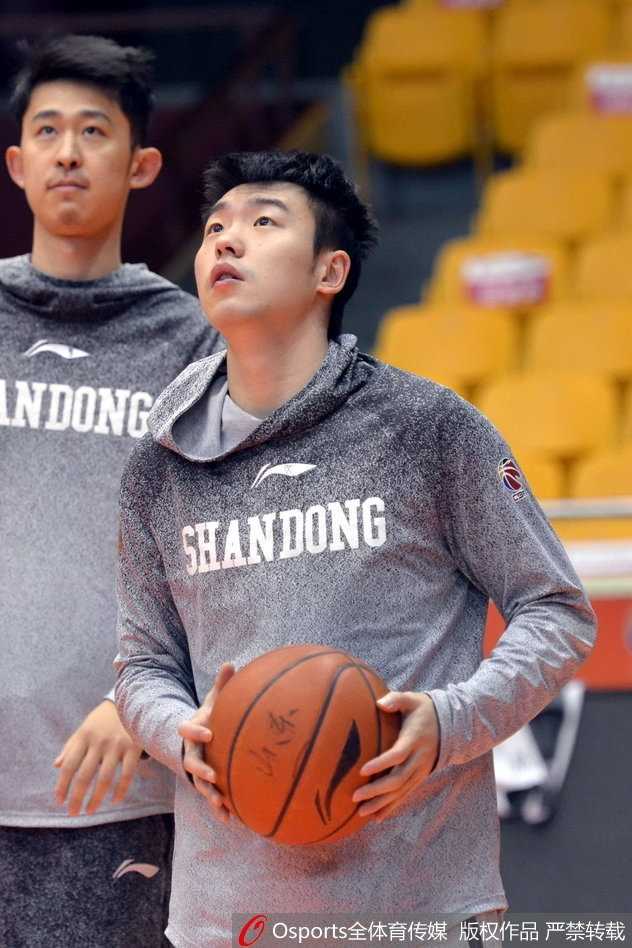 丁彦雨航在训练中全神贯注，嘴巴紧抿眼神犀利却又自带一丝呆萌属性