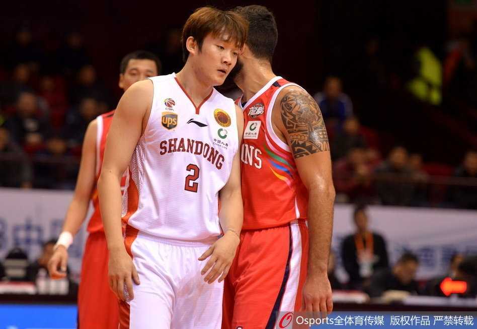 莫泰尤纳斯篮下强打，面对双人包夹毫无惧色，长臂高扬将球放入篮筐，立陶宛人扎实的篮下技术和强悍的身体素质尽显无疑。