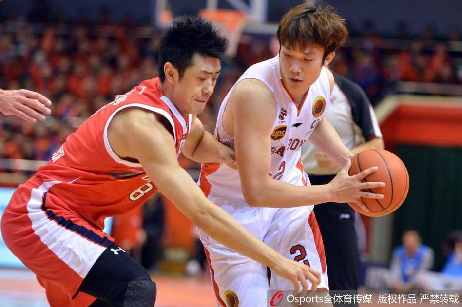 丁彦雨航面对防守球员，眼神坚毅如铁，他利用节奏变化强行突破，标志性的欧洲步上篮引得现场闪光灯无数。