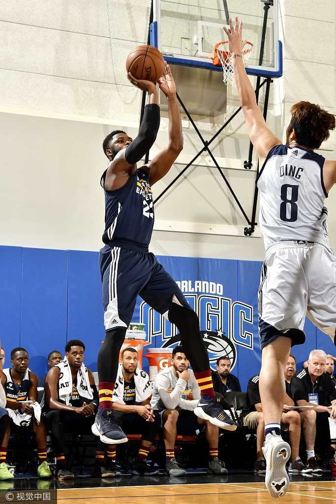 当丁彦雨航在罚球线上稳稳出手时，镜头捕捉到场边小牛队教练组对他报以信任的目光，主教练更是双手抱胸，神情专注地审视着这位来自中国的球员，仿佛在思考他未来的无限可能。