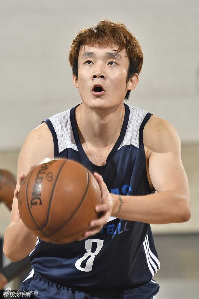 丁彦雨航面对防守球员，做出逼真的假动作，试图晃开防守重心，为自己创造进攻空间。