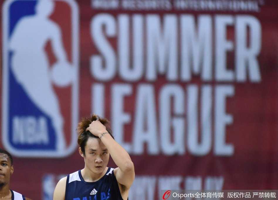 丁彦雨航在三分线外双手持球，面对防守者呼叫队友上前进行挡拆配合