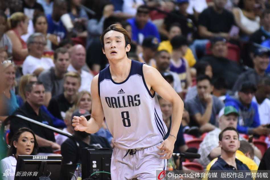 丁彦雨航夏季联赛闪耀拉斯维加斯,全场高呼MVP彰显中国力量 丁彦雨航在防守端露出自信的微笑,他张开双臂用脚步和积极性干扰对手的进攻。