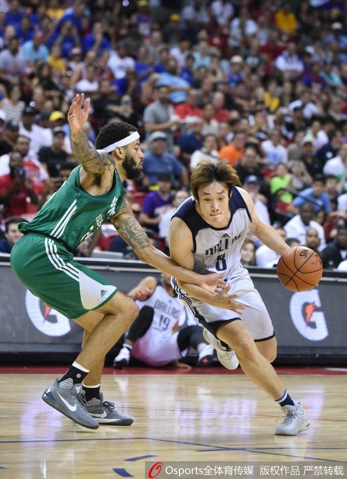 丁彦雨航夏季联赛闪耀拉斯维加斯,全场高呼MVP彰显中国力量 丁彦雨航持球面对严密防守,眼神专注准备突破,仿佛在思考下一步的进攻动作。