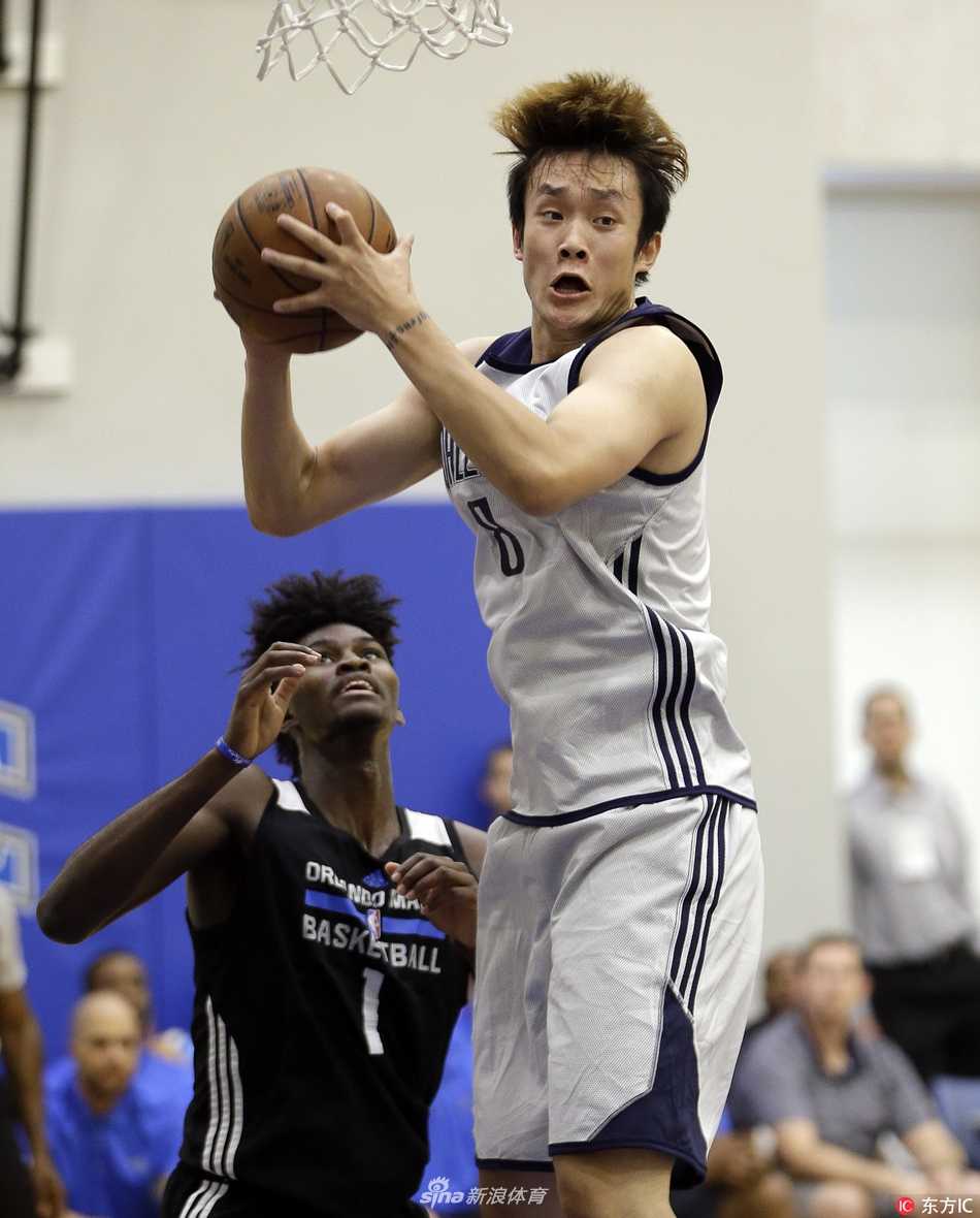 站上罚球线，丁彦雨航神情专注，深呼一口气后稳稳出手，这是他无数次刻苦训练后最自信的时刻。