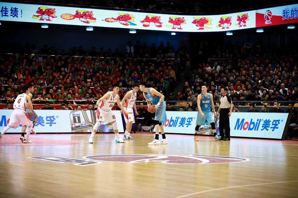 丁彦雨航季后赛神勇无双,周琦伤退难阻新疆扳回一城 丁彦雨航高高跃起庆祝进球,握拳怒吼,队友们纷纷上前与他击掌,现场气氛被推向高潮。