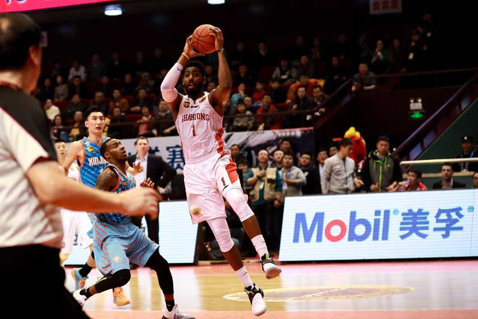 丁彦雨航季后赛神勇无双,周琦伤退难阻新疆扳回一城 周琦倒地后表情痛苦手捂脚踝,陶汉林在一旁无奈地张开双手,裁判紧急吹停比赛,全场气氛凝固。