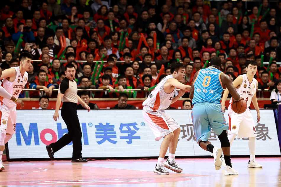 丁彦雨航季后赛神勇无双,周琦伤退难阻新疆扳回一城 丁彦雨航如离弦之箭般高速运球推进,眼神余光观察着场上的防守站位,发动一次势不可挡的转换进攻。