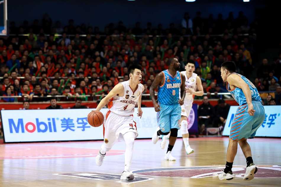 丁彦雨航季后赛神勇无双,周琦伤退难阻新疆扳回一城 周琦持球面对陶汉林的贴身防守,利用身高优势高举高打,试图寻找传球或转身进攻的缝隙。
