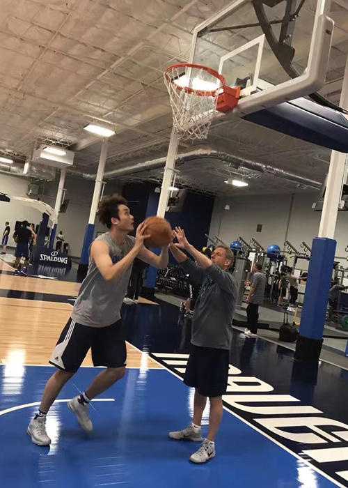 丁彦雨航披挂小牛战袍 夏季联赛逐梦受欢呼 训练间隙,丁彦雨航与教练组成员交流,他一边擦汗一边认真聆听,脖子上挂着白色毛巾,显得谦逊而专注