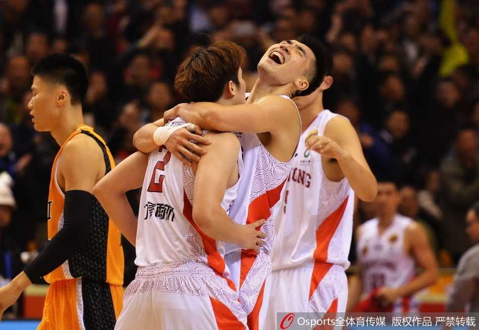 丁彦雨航狂砍42分献绝杀封盖,山东男篮主场惊天逆转山西 莫泰尤纳斯在山西内线斯科拉头顶上演梦幻舞步,以一记舒展的勾手投篮稳稳命中,展现全能技术。