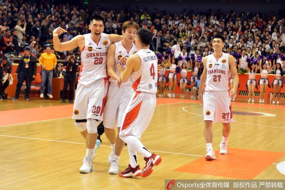丁彦雨航狂砍42分献绝杀封盖,山东男篮主场惊天逆转山西 丁彦雨航开场后手感滚烫,面对山西防守悍将干拔三分出手,篮球在空中划出美妙弧线。