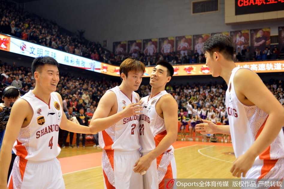 丁彦雨航狂砍42分献绝杀封盖,山东男篮主场惊天逆转山西 劳森与莫泰尤纳斯上演精彩配合,劳森接球后手起刀落,三分命中,这一球吹响了山东队反击的号角。